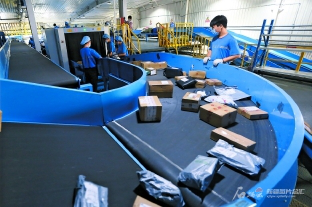 推進全區日用品貿易高質量發展，扎實落實“六穩”“六?！比蝿?></a></div>
<div   id=